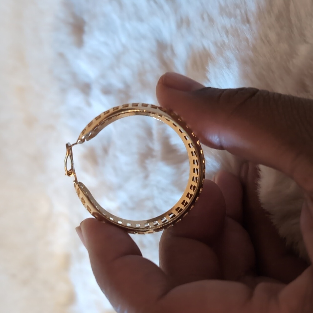 Vintage Gold Toned Hoop Earrings - Picture 5 of 10
